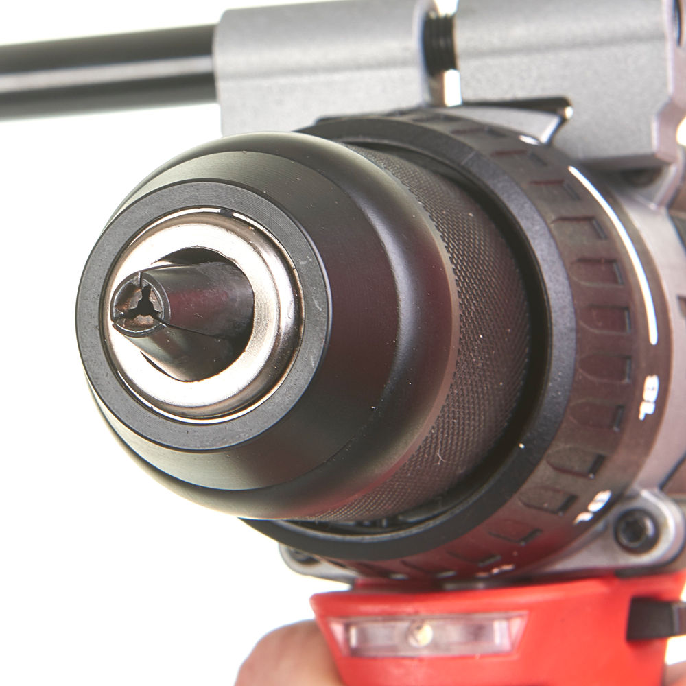 Taladro atornillador sin escobillas M18™, 2 velocidades, par máximo 82Nm, portabrocas metálico 13mm. Se suministra con 2 baterías M18B5 y cargador M12-18C, en HD-box